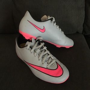NIKE kids soccer cleats size 1Y